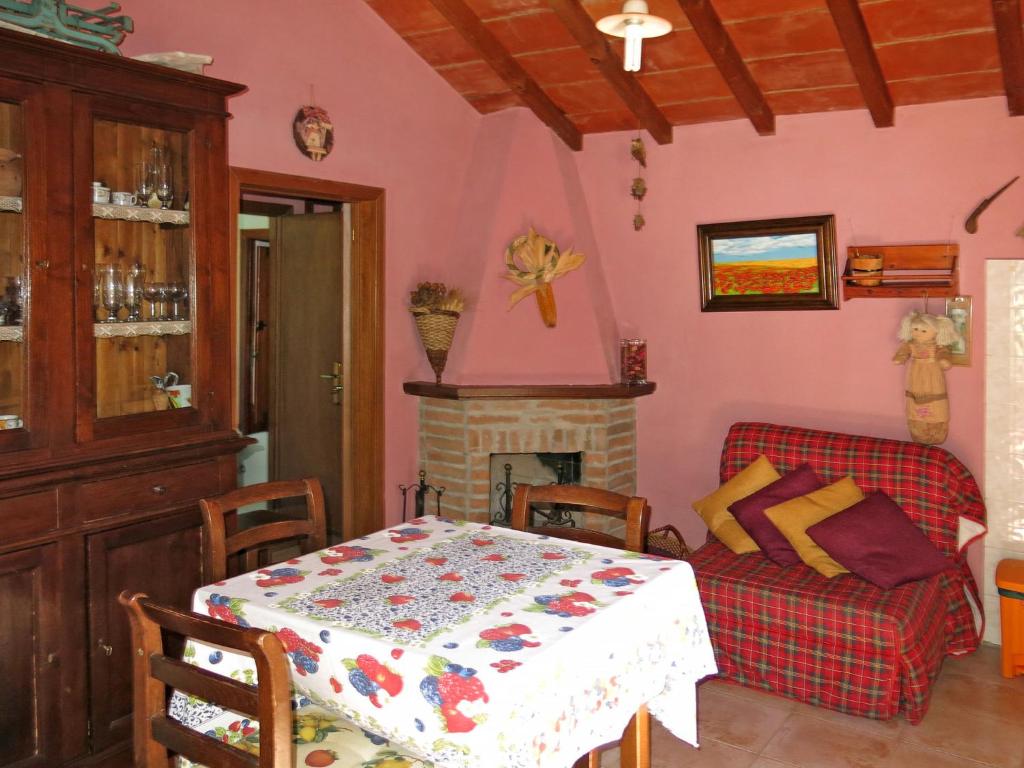 jadalnia ze stołem i kominkiem w obiekcie Holiday Home Castagni I - Castagni II by Interhome w mieście Orciatico