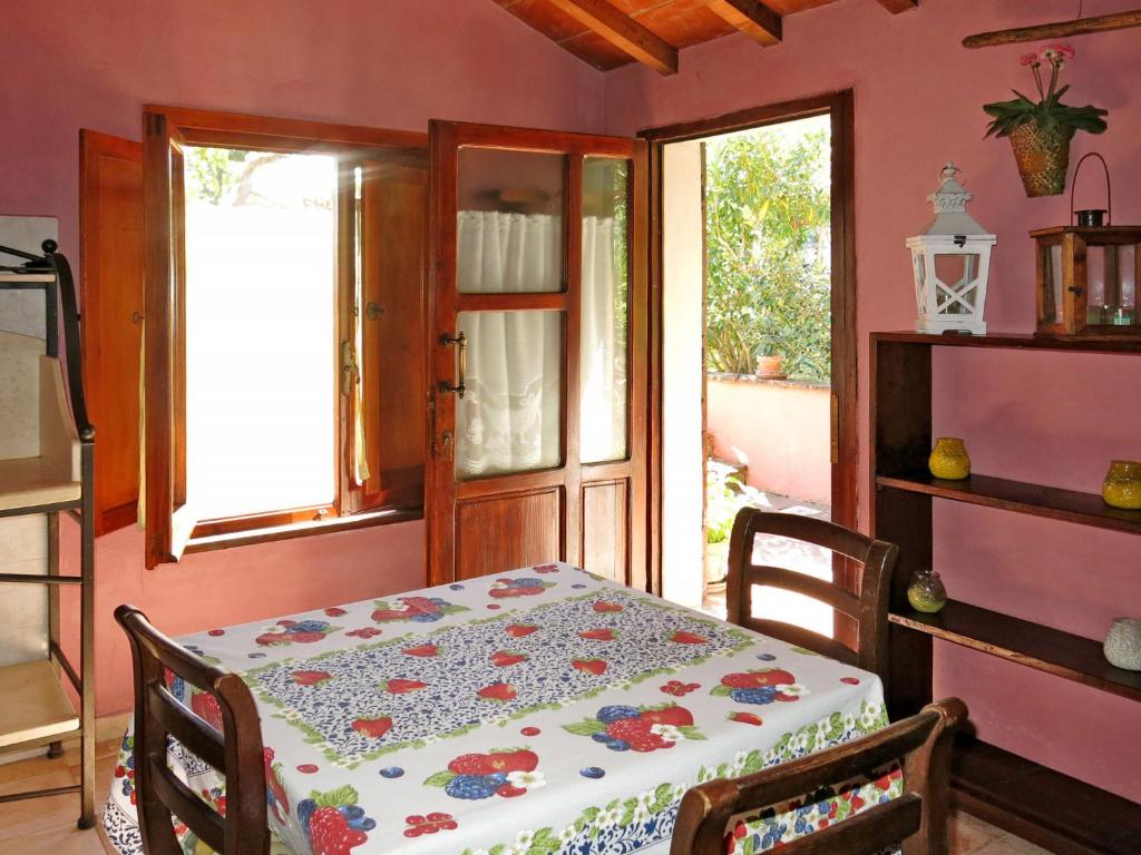 jadalnia ze stołem i oknem w obiekcie Holiday Home Castagni I - Castagni II by Interhome w mieście Orciatico