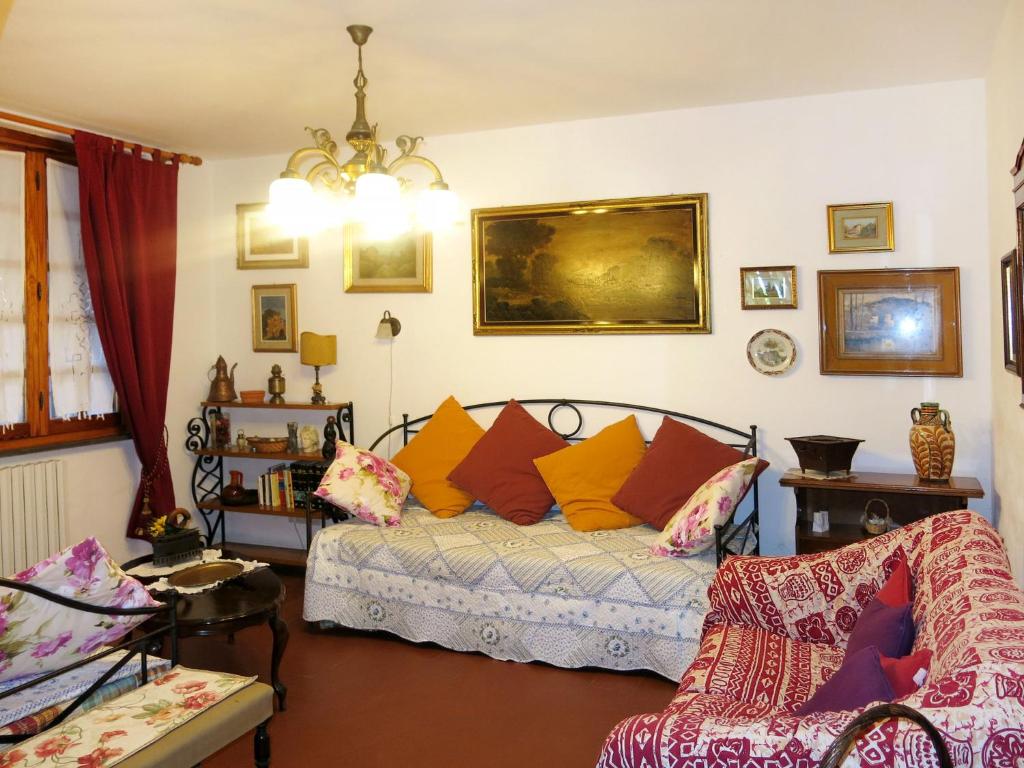 Część wypoczynkowa w obiekcie Holiday Home Castagni I - Castagni II by Interhome