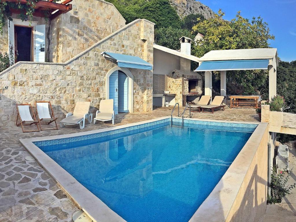 uma casa com piscina em frente a uma casa em Holiday Home Juraj by Interhome em Jesenice