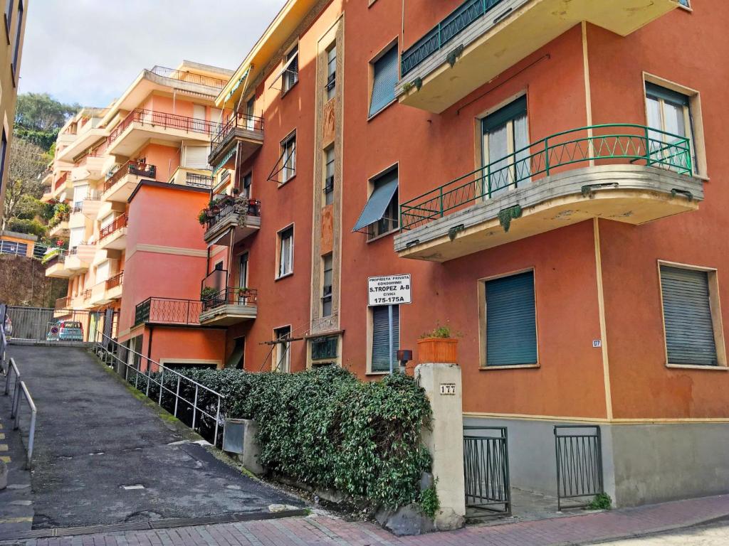 ラパッロにあるApartment Cristina by Interhomeの通りに面したオレンジ色の建物