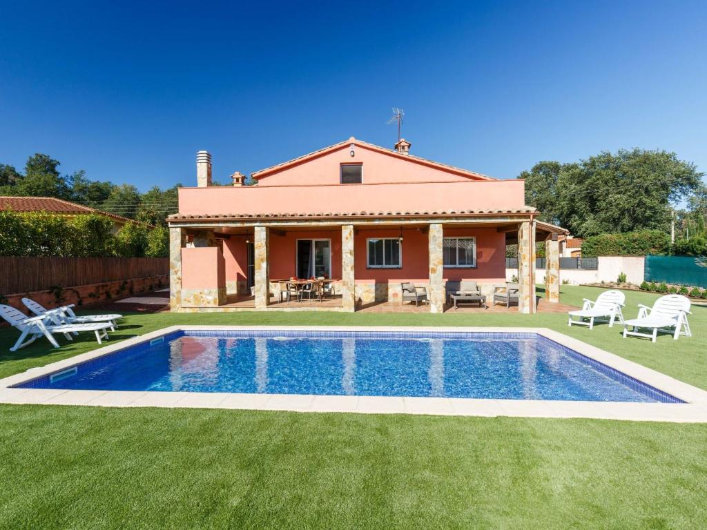 Villa con piscina frente a una casa en Holiday Home Montverde by Interhome en Santa Ceclina