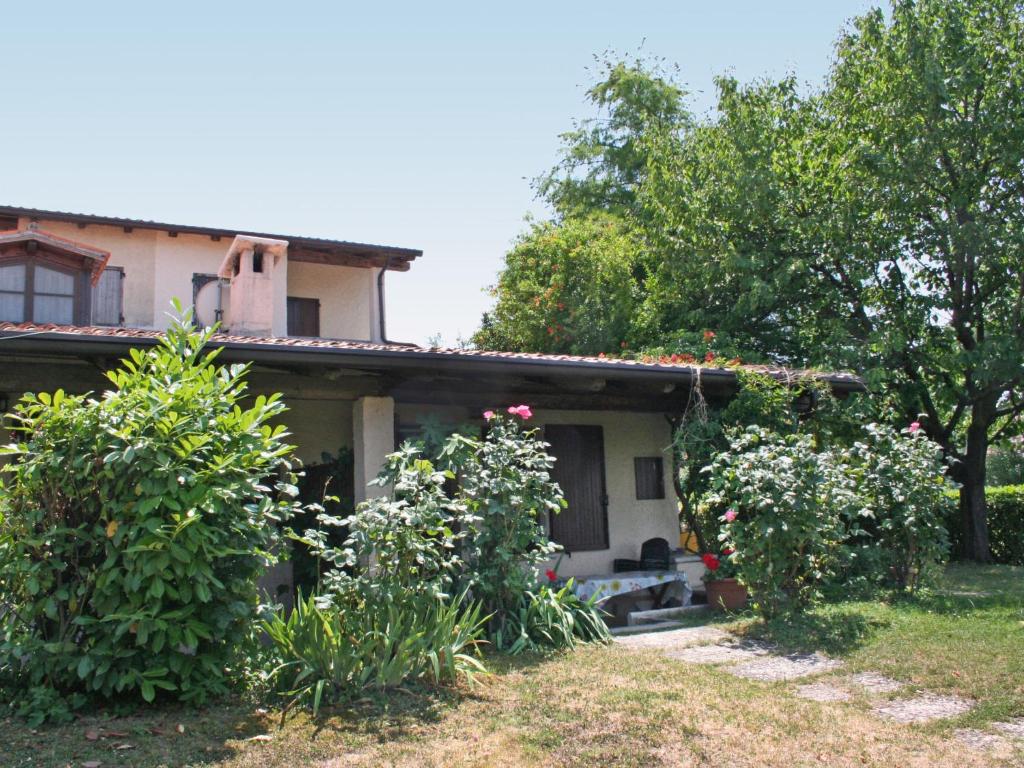 una casa con dos arbustos delante de ella en Holiday Home Il Portale di Arturo by Interhome, en Pozzolengo