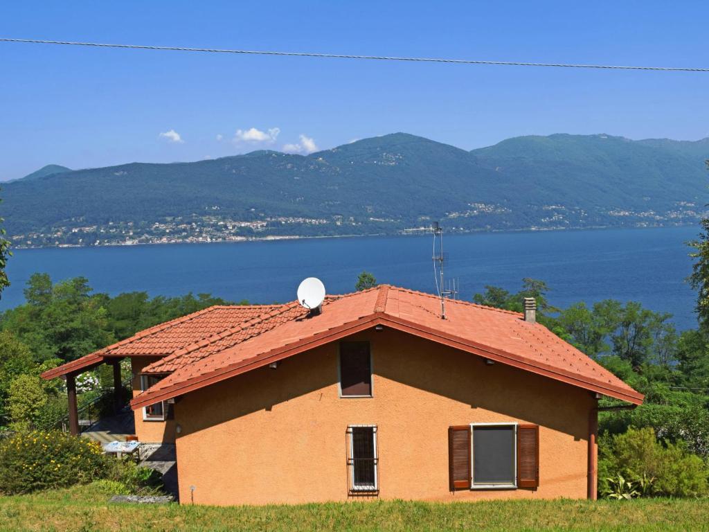 une maison sur une colline avec vue sur l'eau dans l'établissement Holiday Home Rossella by Interhome, à Castelveccana