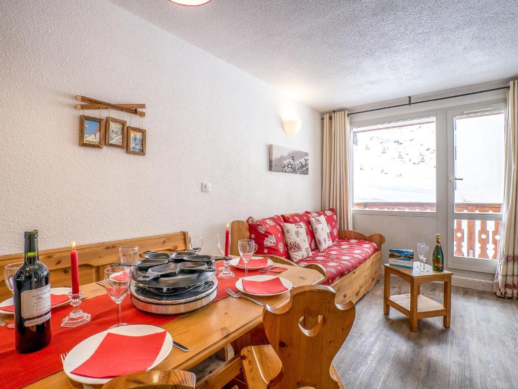 soggiorno con divano e tavolo con bicchieri da vino di Apartment Le Hameau du Borsat-8 by Interhome a Tignes