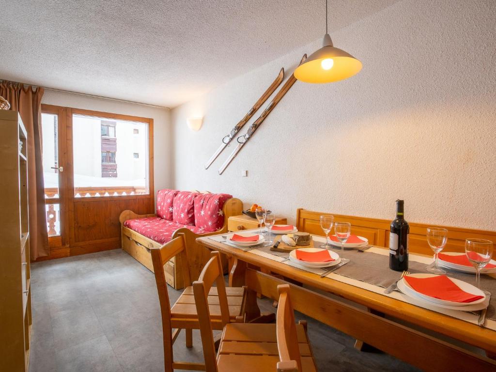 - une salle à manger avec une table et un canapé dans l'établissement Apartment Le Hameau du Borsat - Val Claret-9 by Interhome, à Tignes