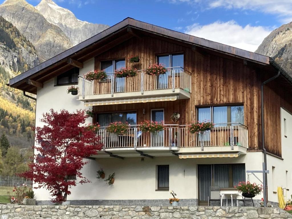 Casa con balcón y montañas de fondo en Apartment Saphir by Interhome en Fieschertal