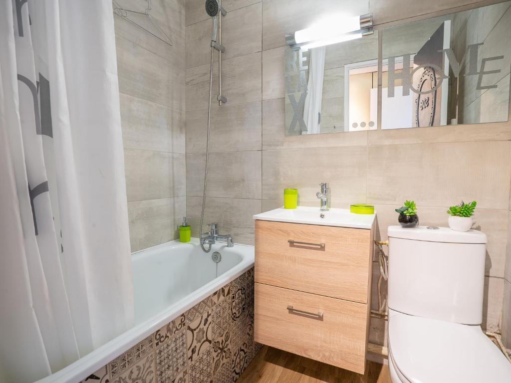 un bagno con vasca, WC e lavandino di Studio Pegase Phenix-66 by Interhome a Le Corbier