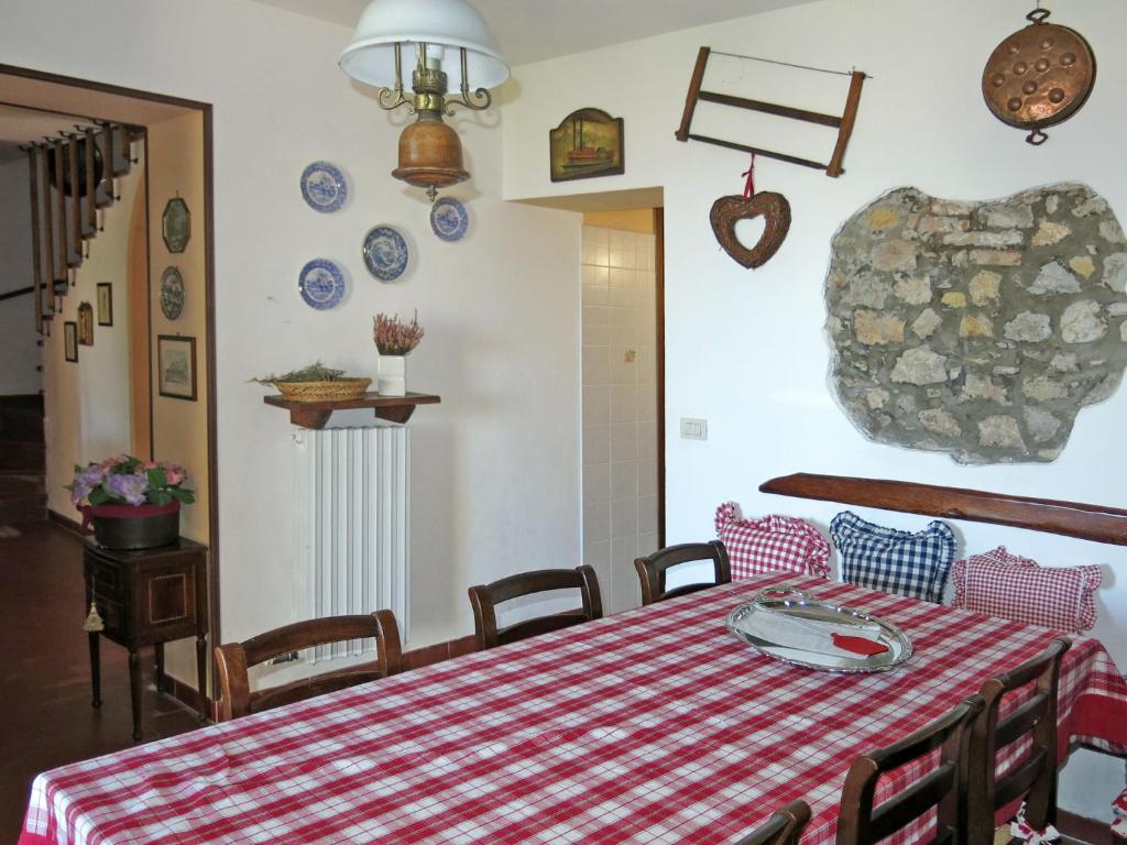 jadalnia z czerwono-białym stołem i krzesłami w obiekcie Holiday Home Castagni II - OCT101 by Interhome w mieście Orciatico