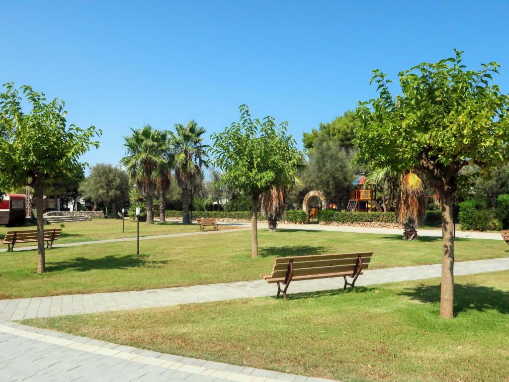 A garden outside Holiday Home Happy Camp Mobilhome Torre Rinalda by Interhome