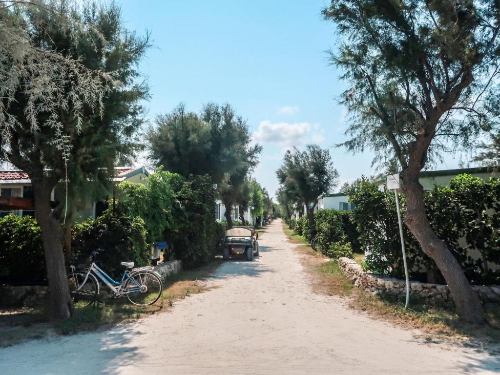 A garden outside Holiday Home Happy Camp Mobilhome Torre Rinalda by Interhome