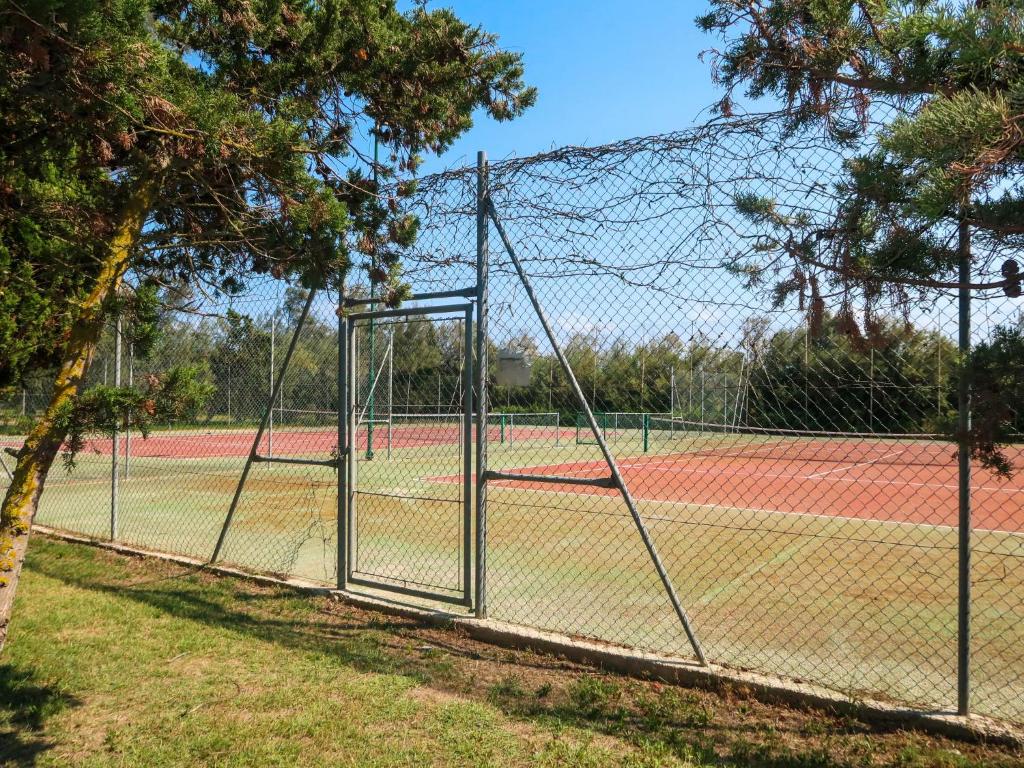 Tennis and/or squash facilities at Holiday Home Happy Camp Mobilhome Torre Rinalda by Interhome or nearby