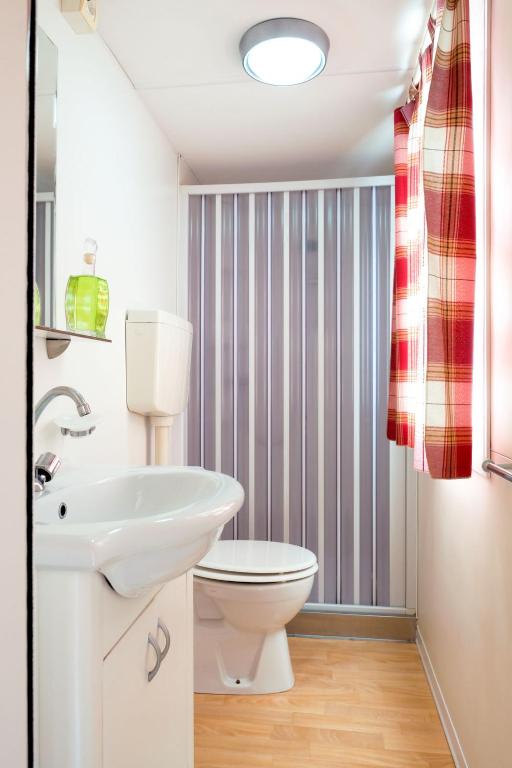 A bathroom at Holiday Home Happy Camp Mobilhome Torre Rinalda by Interhome