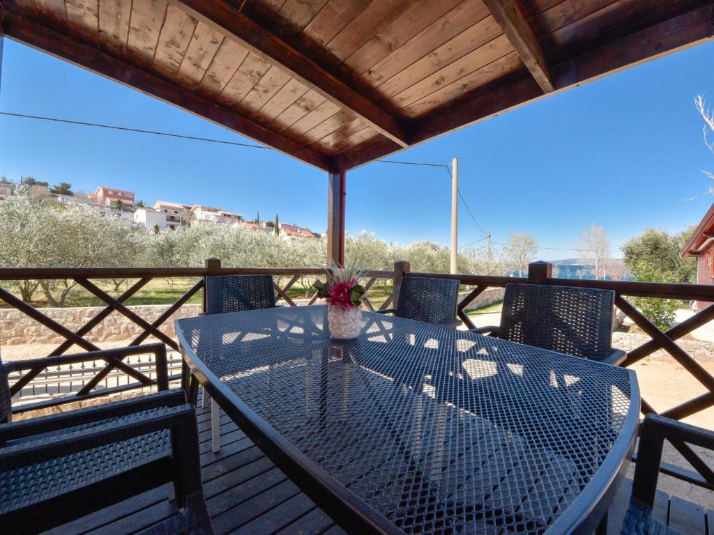 - une table sur une terrasse avec vue sur la plage dans l'établissement Holiday Home Palma-4 by Interhome, à Obrovac
