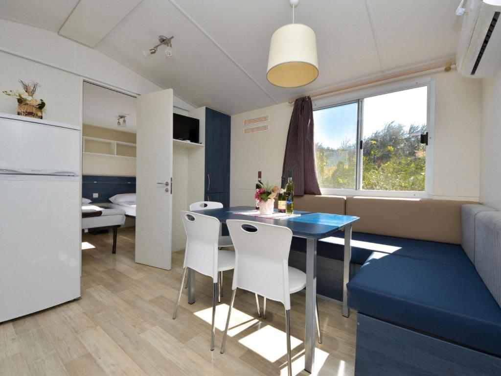 Kuchyňa alebo kuchynka v ubytovaní Holiday Home Palma-3 by Interhome