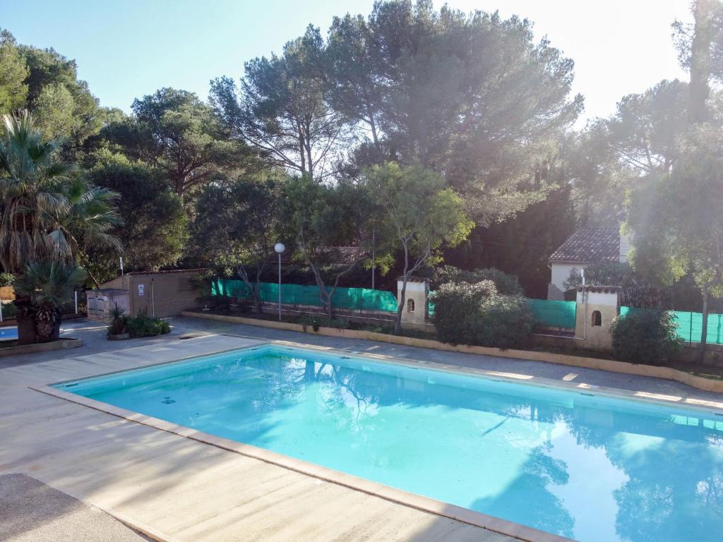 - une grande piscine dans une cour arborée dans l'établissement Apartment La Marina by Interhome, à Bandol