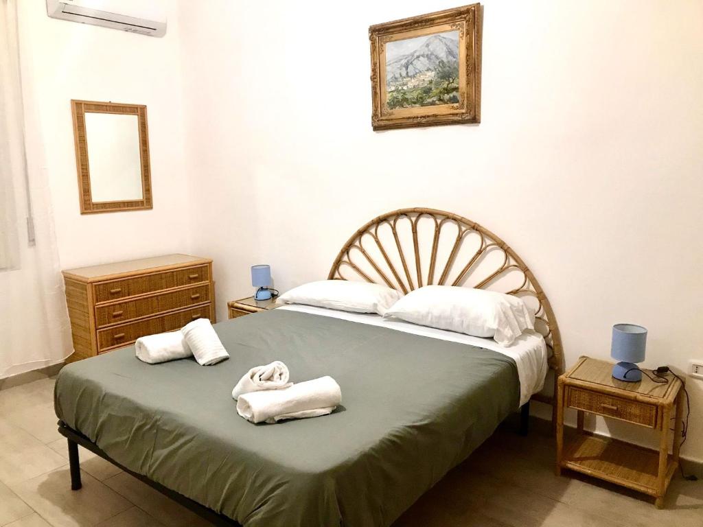 ein Schlafzimmer mit einem Bett mit Handtüchern darauf in der Unterkunft Plebiscito Street in Neapel