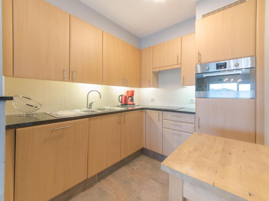 Kuchyň nebo kuchyňský kout v ubytování Apartment Seaside 2-02 by Interhome
