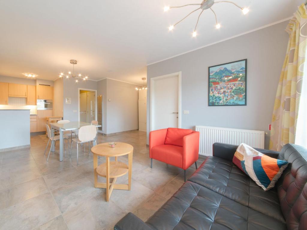 uma sala de estar com um sofá e uma mesa em Apartment Seaside by Interhome em Bredene