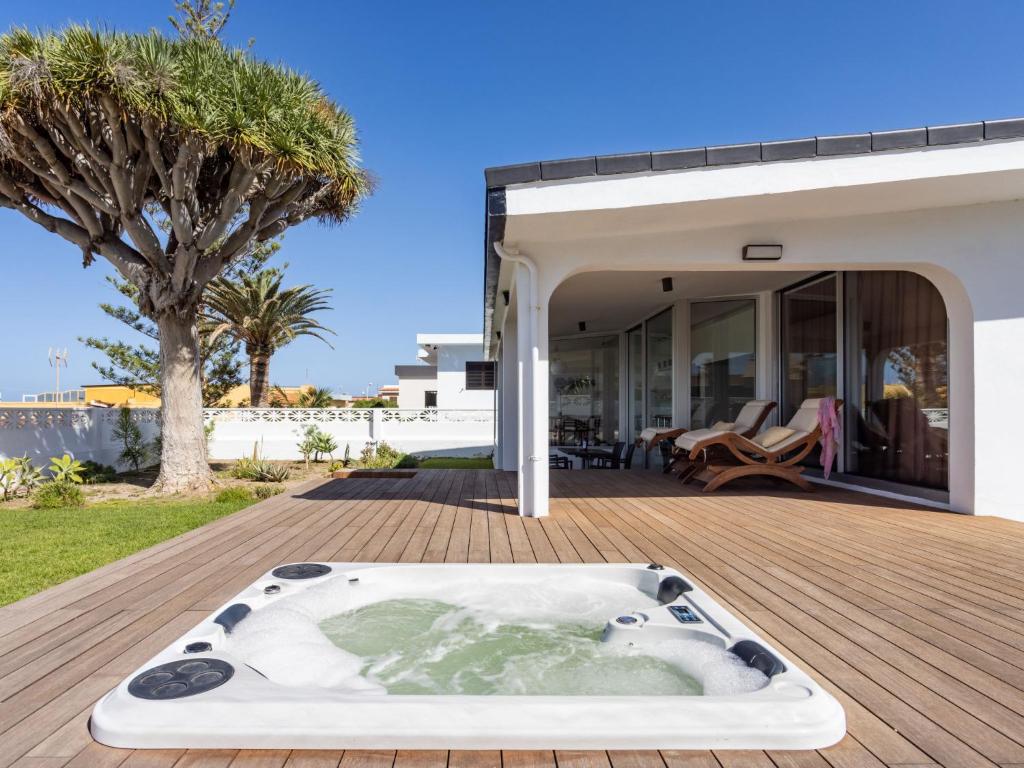 Patio nebo venkovní prostory v ubytování Villa Las Aguilas by Interhome