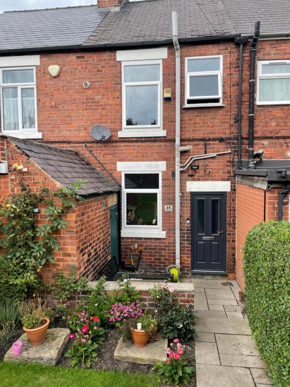 una casa in mattoni con giardino di fronte di Commuters Getaway a Chesterfield