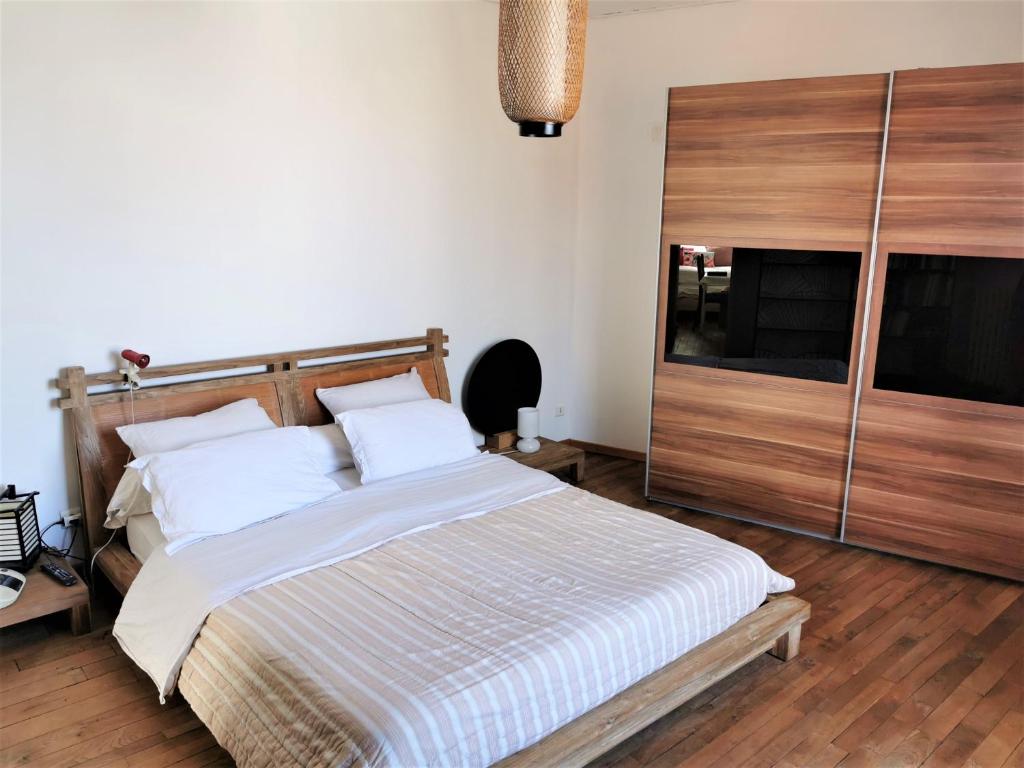 une chambre avec un grand lit et une télévision dans l'établissement Kermit - Maison proche plages, à Les Sables-dʼOlonne