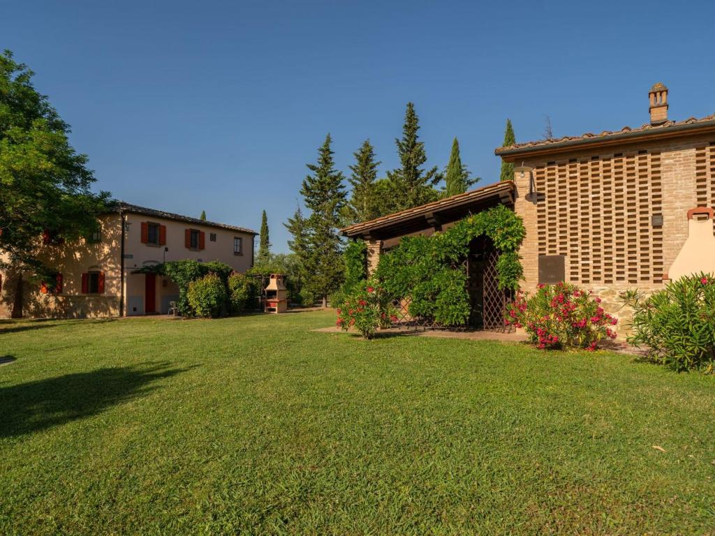 einen Hof mit einem Haus und einem Gebäude in der Unterkunft Apartment Cilamino by Interhome in Peccioli