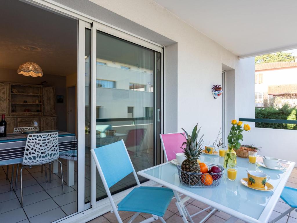 een eetkamer met een tafel en stoelen bij Apartment Joanis-2 by Interhome in Saint-Jean-de-Luz