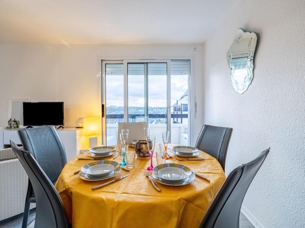 TV a/nebo společenská místnost v ubytování Apartment Le Vert Coteau-3 by Interhome