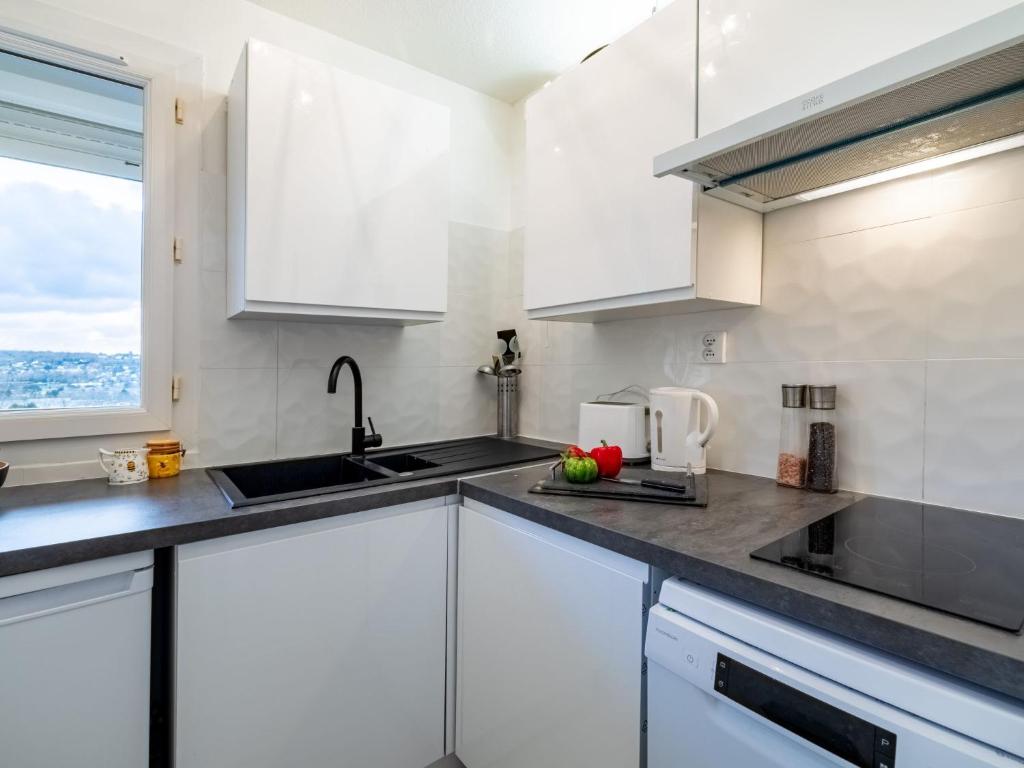 Kuchyň nebo kuchyňský kout v ubytování Apartment Le Vert Coteau-3 by Interhome