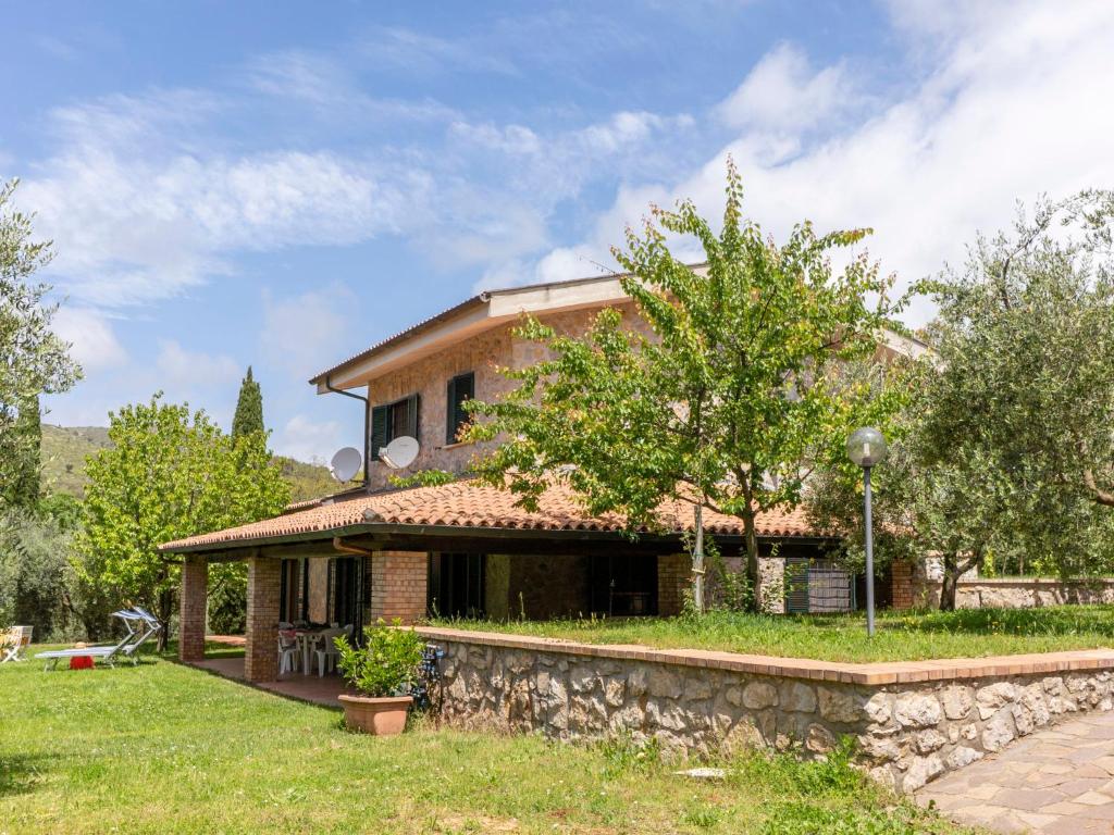 Villa Il Casolare by Interhome في سبرلونغا: منزل أمامه جدار حجري