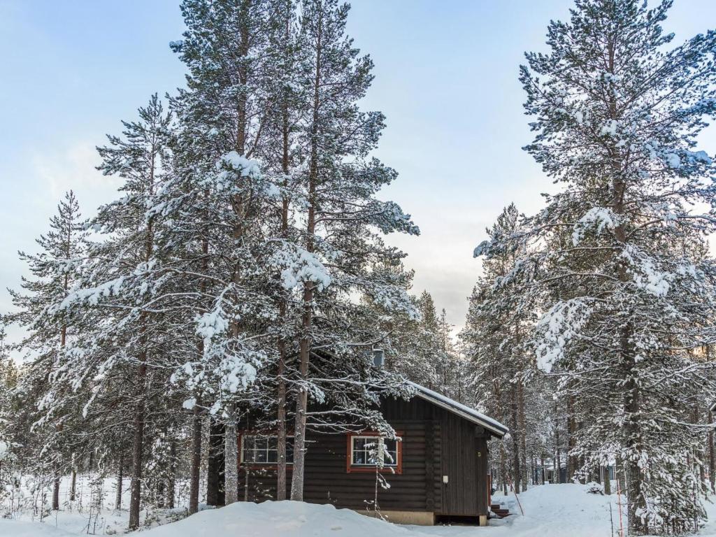 une cabane dans les bois avec de la neige sur les arbres dans l'établissement Holiday Home Villa lempi by Interhome, à Äkäslompolo