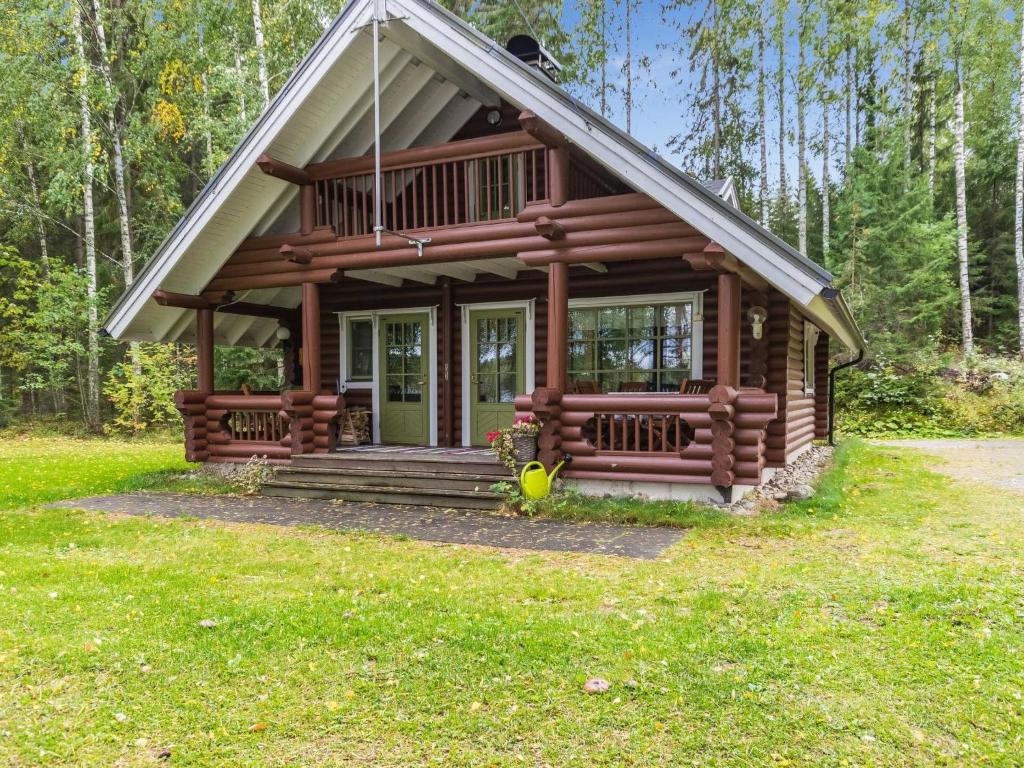 domek z bali w lesie z werandą w obiekcie Holiday Home Vihreä mökki by Interhome w mieście Kesälahti