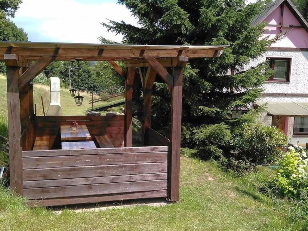 Zahrada ubytování Studio Chlívce u Hronova-1 by Interhome