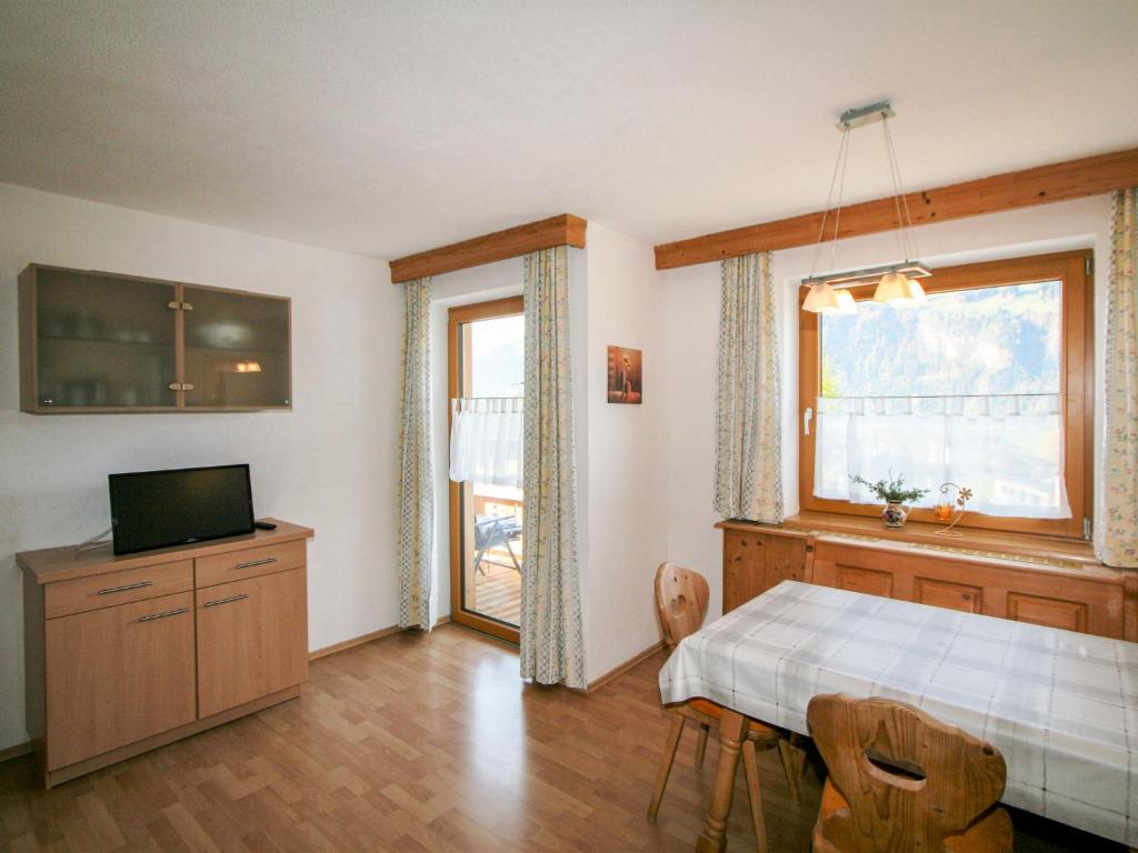 TV a/nebo společenská místnost v ubytování Apartment Haus Wurm by Interhome