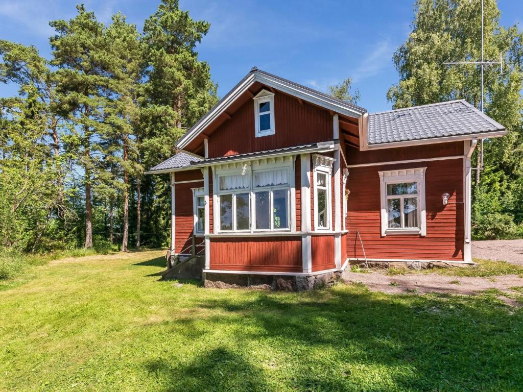 uma pequena casa vermelha num campo relvado em Holiday Home Elfvik by Interhome em Porvoo