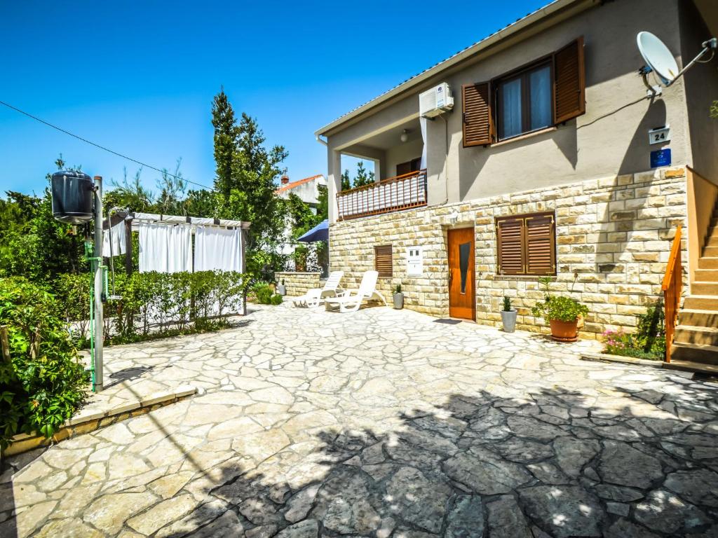 un patio de piedra frente a una casa en Holiday Home Marija by Interhome, en Rovanjska