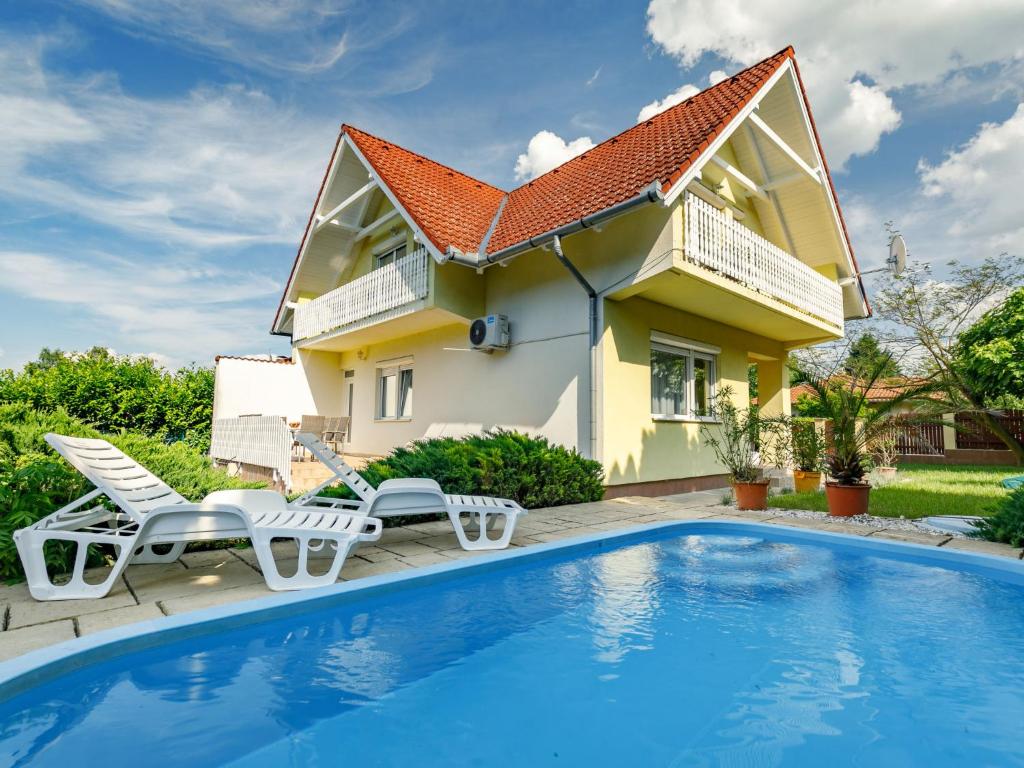 eine Villa mit einem Pool und einem Haus in der Unterkunft Holiday Home Edina by Interhome in Balatonszárszó