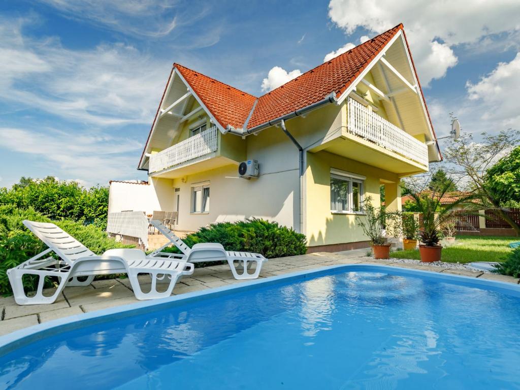 Πισίνα στο ή κοντά στο Holiday Home Edina - SZA115 by Interhome