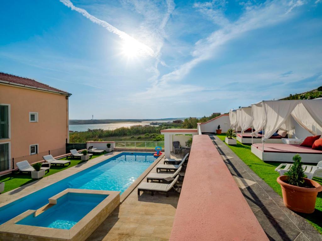 Bazén v ubytování Apartment Melandura-10 by Interhome nebo v jeho okolí