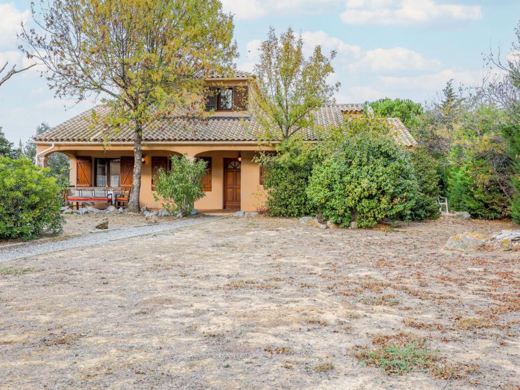 une maison avec une grande cour devant elle dans l'établissement Holiday Home La Maison d'Antoine by Interhome, à Salles-d'Aude