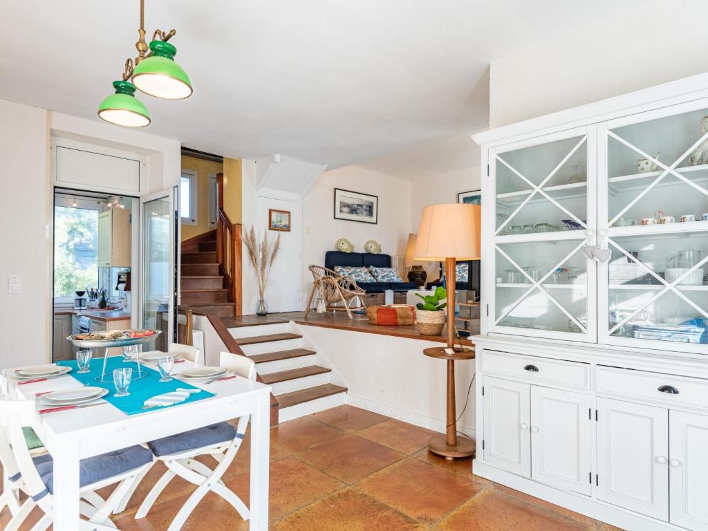 une cuisine et une salle à manger avec une table et des chaises dans l'établissement Holiday Home Villa Kermario by Interhome, à Carnac