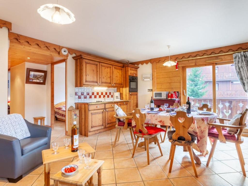 eine Küche und ein Wohnzimmer mit Tisch und Stühlen in der Unterkunft Apartment Marmottes A6 by Interhome in Les Menuires