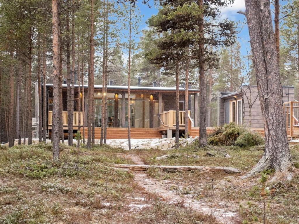 uma casa na floresta com um caminho em Holiday Home Solokoto by Interhome em Inari