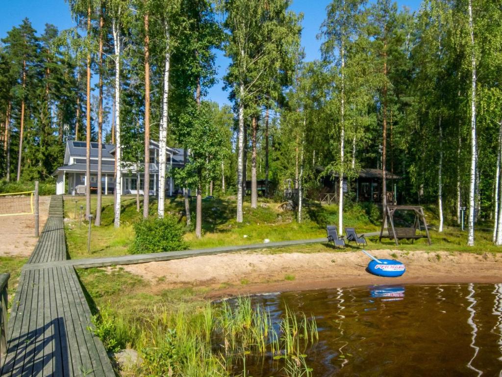 Una vista de un lago con una casa al fondo. en Holiday Home Isokoskelo by Interhome, en Pertunmaa