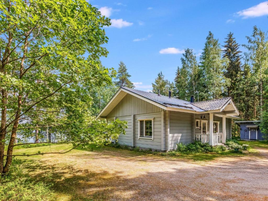 ein kleines weißes Haus im Wald in der Unterkunft Holiday Home Kiviniemi by Interhome in Hiukkajoki