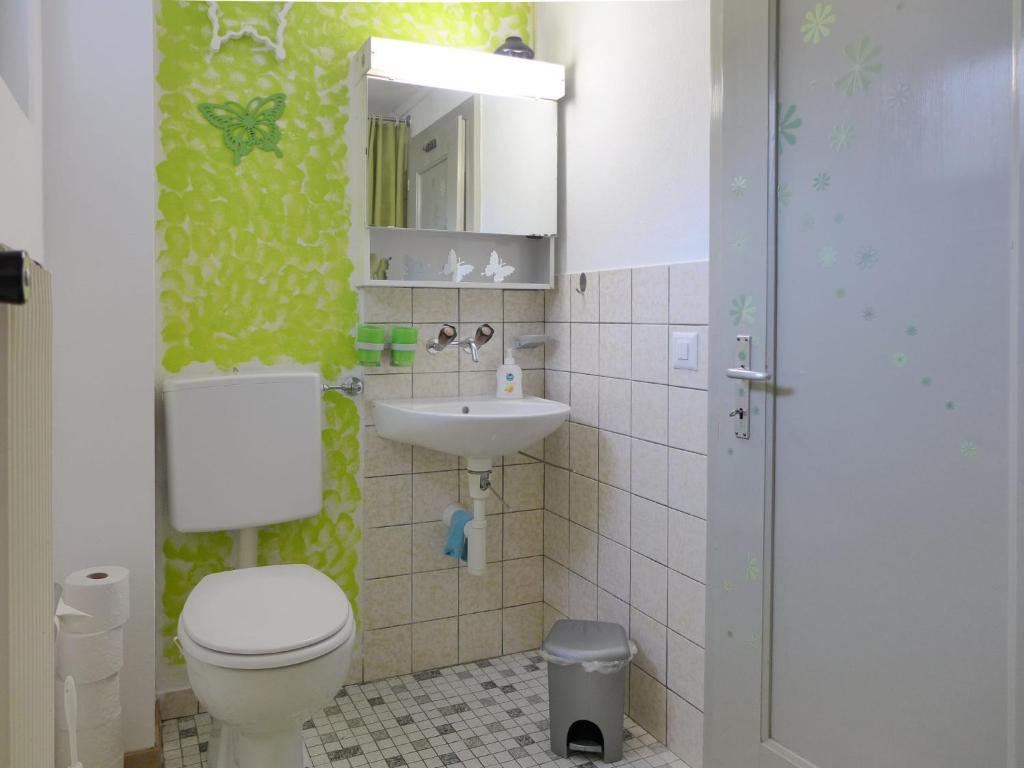 Koupelna v ubytování Apartment Chalet im Gässli by Interhome