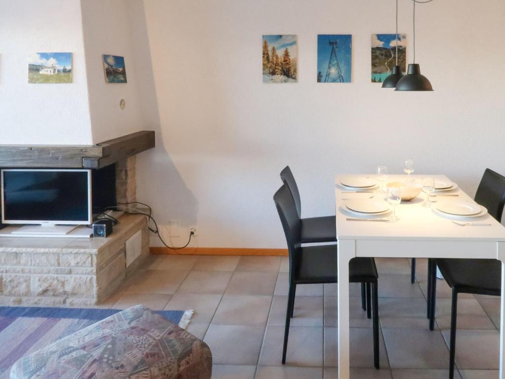 TV a/nebo společenská místnost v ubytování Apartment Hauts De Nendaz B K5 by Interhome