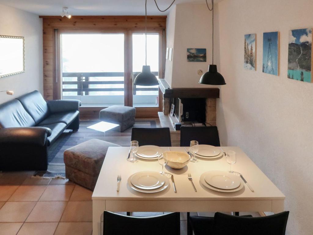 Posezení v ubytování Apartment Hauts De Nendaz B K5 by Interhome
