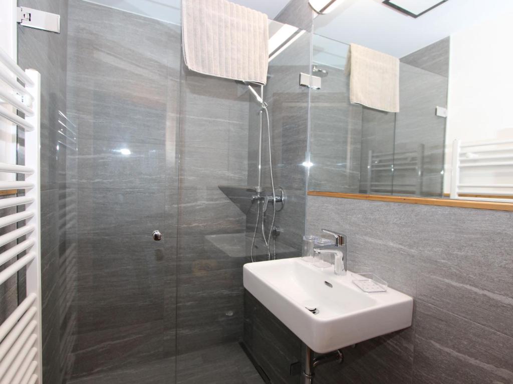 Koupelna v ubytování Holiday Home Zeller by Interhome